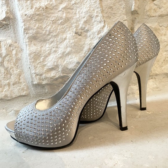 Rampage Women's Gimme Platform Pumps Dress Shoes Silver Studded Satin Size 8M - Picture 2 of 7